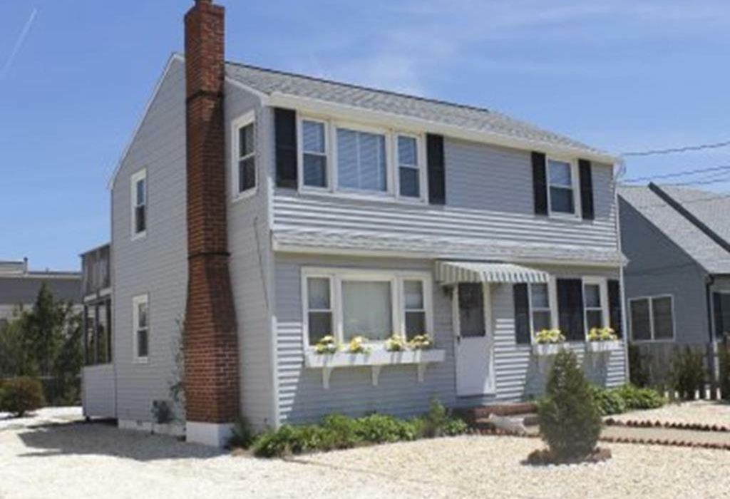 °BAY SIDE HOME IN PEAHALA PARK. ONE AND A HALF BLOCKS TO THE BEACH ...